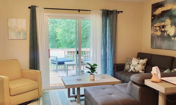 Burlington House | Beautiful family home near Elon & Greensboro, w/deck and firepit!