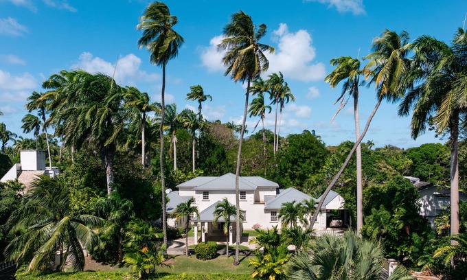 Porters Villa | Beautiful family home on private road - 3 minutes walk to beach