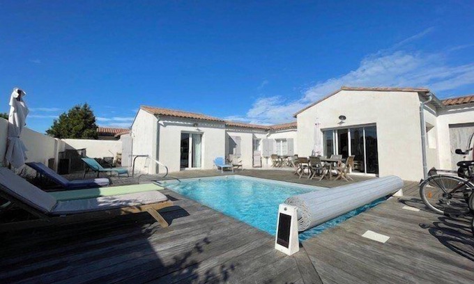 Loix House | Beautiful family house with swimming pool, parking