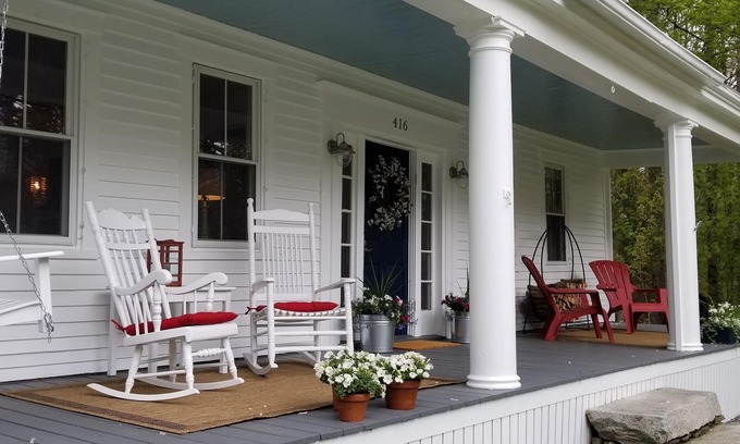Edgecomb House | Beautiful farmhouse on the Boothbay Peninsula! Leaf peeping and Gardens Aglow!