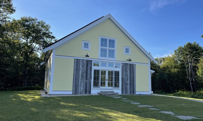 Freeport House | Beautiful farmhouse with hiking trails/kayaking. 5 minutes to town or ocean!
