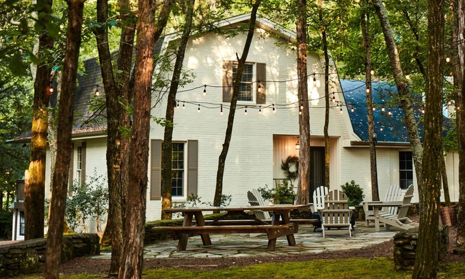 Franklin House | Beautiful Forest Cabin Get-Away in the Heart of Historic Franklin! 3 Bedrooms!