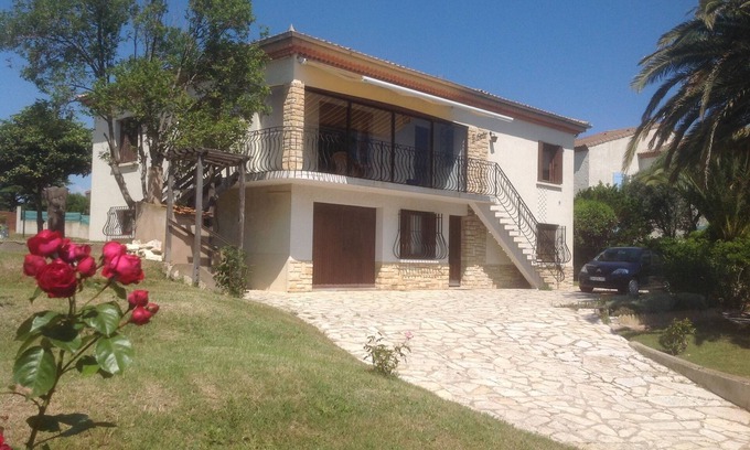 Marseillan Apartment | Beautiful garden apartment with a gated driveway in the village of Marseillan