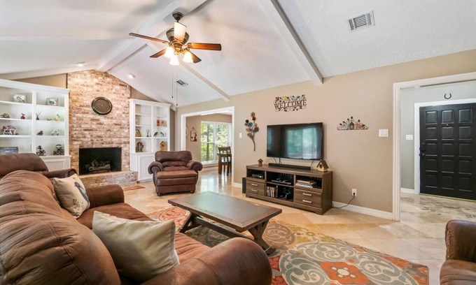Grogan's Mill House | Beautiful Garden Oasis in the Heart of The Woodlands!