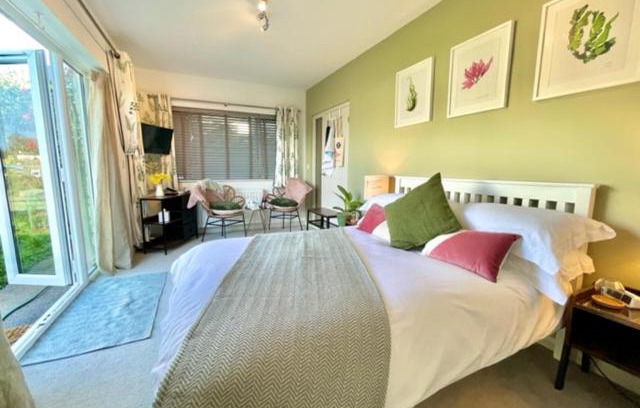 Kingsbridge Apartment | Beautiful Garden Room with Private Entrance