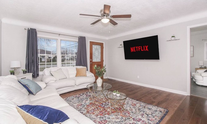 Cleveland House | Beautiful Getaway! β
Quiet Area β
Fenced Yard β
Near Airport β
Must see π