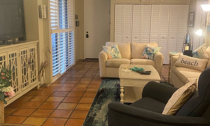 Siesta Key Condo | Beautiful ground floor Siesta Key Unit w/pool, beach and fishing pier
