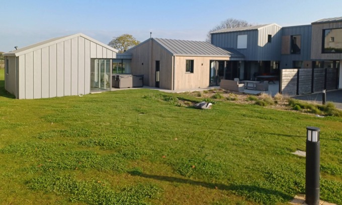 Plouarzel Bed & Breakfast | Beautiful guest room with jacuzzi and view of the countryside