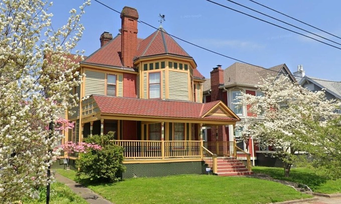 New Albany House | Beautiful historic home close to Louisville - Sleeps 12!