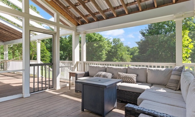 Thompson's Station House | Beautiful Home on a Quiet Lot, Sleeps 14, Treehouse & Game Room!