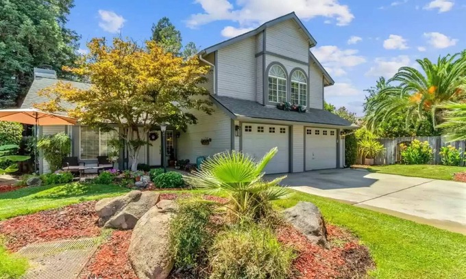 Fresno House | Beautiful Home and Pool in quiet gated neighborhood