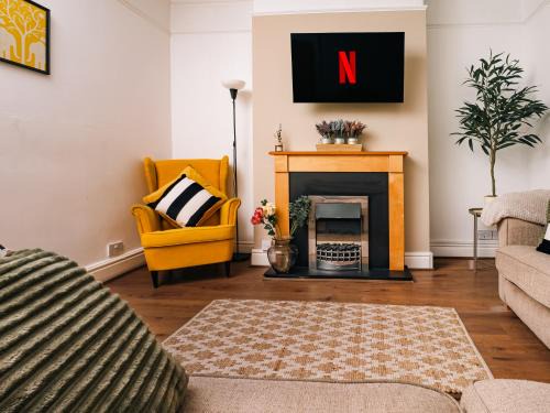 Liverpool House | Beautiful Home Away From Home - 3 Bedrooms - 6 Beds - Sleeps 7 - Free Parking