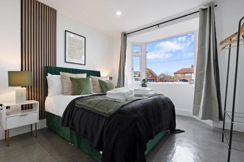 New Forest District Apartment | Beautiful Home, Free Parking For Large Groups Sleeps 10 Book Now!