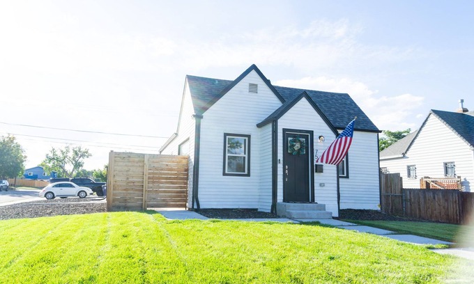 Barnum Cottage | Beautiful Home + Garage! Perfectly located!