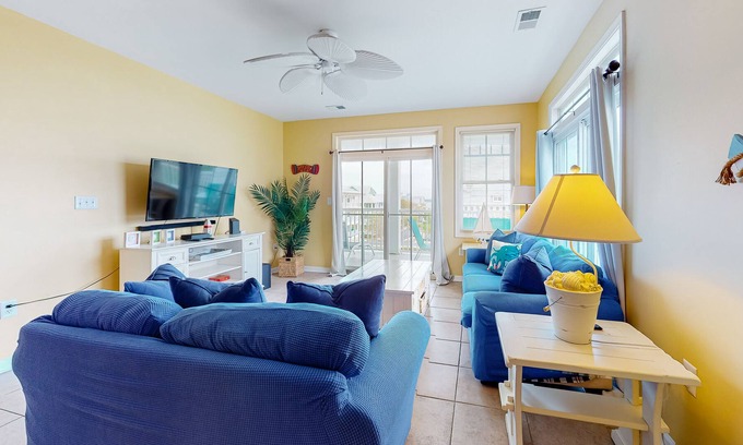 Sunset Island Condo | Beautiful home in bayside location with beach access, pools & dock