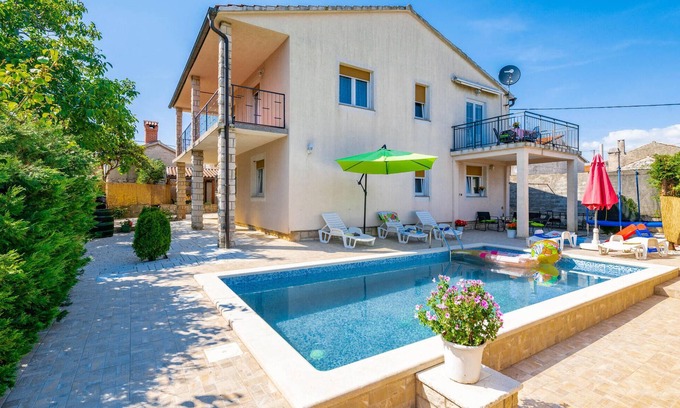 Mali Vareski House | Beautiful home in Peruski with kitchen