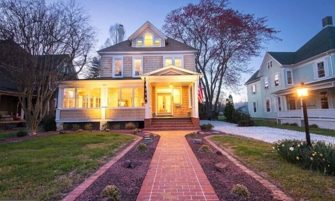 Cambridge House | Beautiful Home in the Historic District w/pool