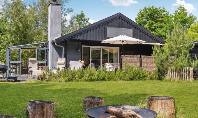 Holloselund House | Beautiful home in Vejby with WiFi