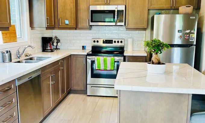 Thorold House | Beautiful Home just 15 minutes from Niagara Falls and amenities !!