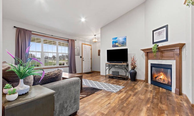 De Pere House | Beautiful home only 15 minutes from Lambeau Field
