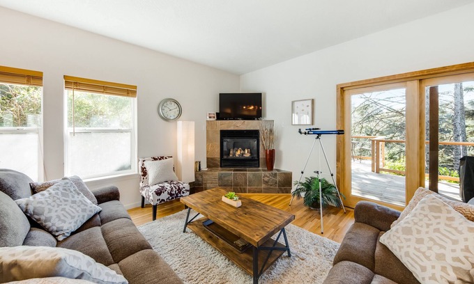 Agate Beach House | Beautiful Home with Ocean and Yaquina Lighthouse Views - Walk to the Beach
