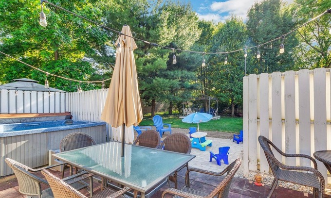 Indianapolis House | Beautiful Home With Private Hot Tub Close To Everything 4 Bedroom Residence by Redawning