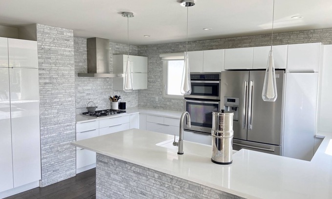 Southwest Calgary House | Beautiful house close to DT, Chefs kitchen, & private yard