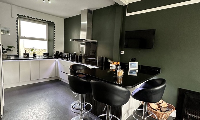 Garn Fadryn House | Beautiful House in picturesque Morfa Nefyn. Sleeps 12 and 2 mins from the beach