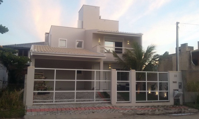 Centro House | Beautiful house in the center of Garopaba and 100 meters from the central beach.