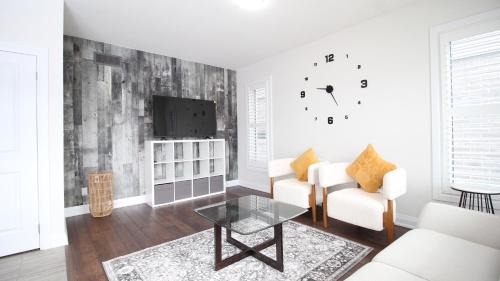 Rosemount House | Beautiful House Near Grand River & Kiwanis Park