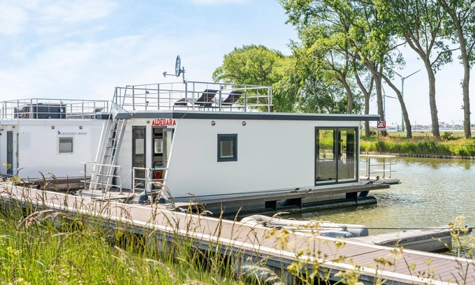 Nieuwpoort Boat Rental | Beautiful houseboat overlooking the water