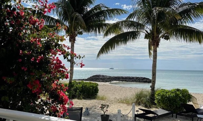 Palm Cay House | BEAUTIFUL ISLAND RETREAT WITH STUNNING VIEWS AND BEACH!