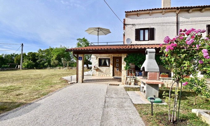 Valtura House | Beautiful Istrian house with big backyard