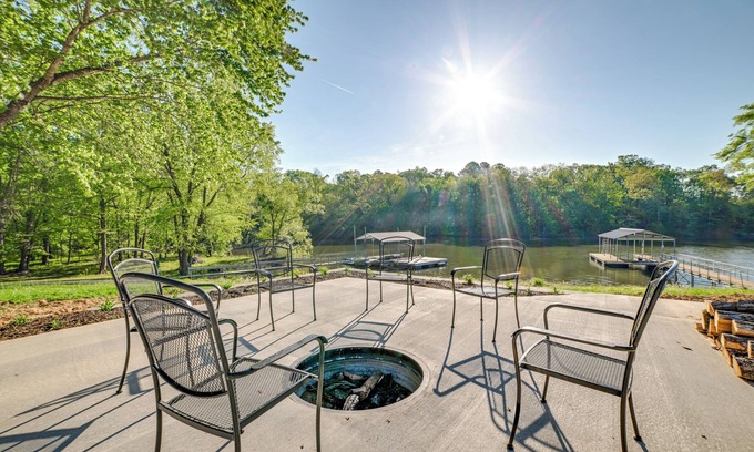 New Concord House | Beautiful Kentucky Lake Getaway w/Dock & Deck!