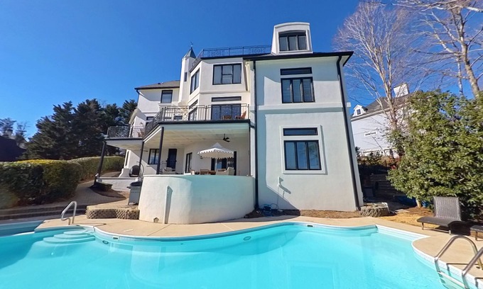 Gainesville House | Beautiful Lake Escape! Heated Private Pool and Fun on the Lake! Book Now!