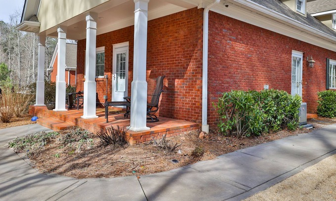 Fayetteville House | Beautiful Lake Guesthouse Estate w/ pool