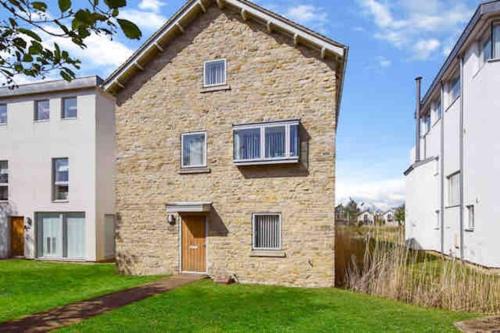 Cirencester House | Beautiful Lake House