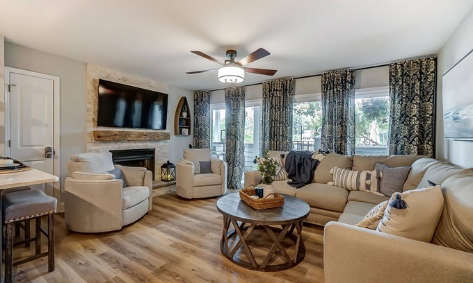 Mount Mourne Condo | Beautiful Lake Norman waterfront location! Steps to pool, lake, restaurant!