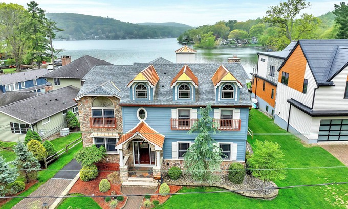Lake Mohawk House | Beautiful lake views in this 4-bedroom house in Sparta