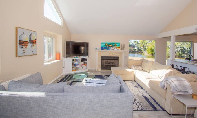 Blue Heron Lake House | Beautiful lakefront home on Fripp Island, overlooking Blue Heron Lake