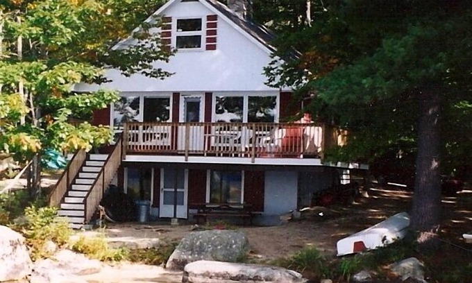 Oxford House | Beautiful Lakefront Cottage on Pristine Thompson Lake