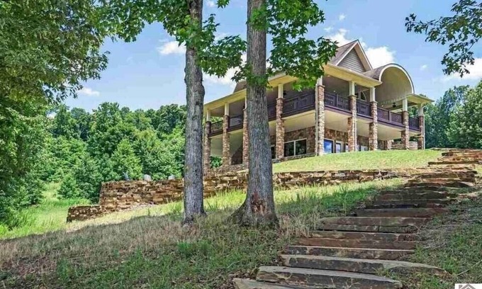 Eddyville House | Beautiful lakefront home away from home.