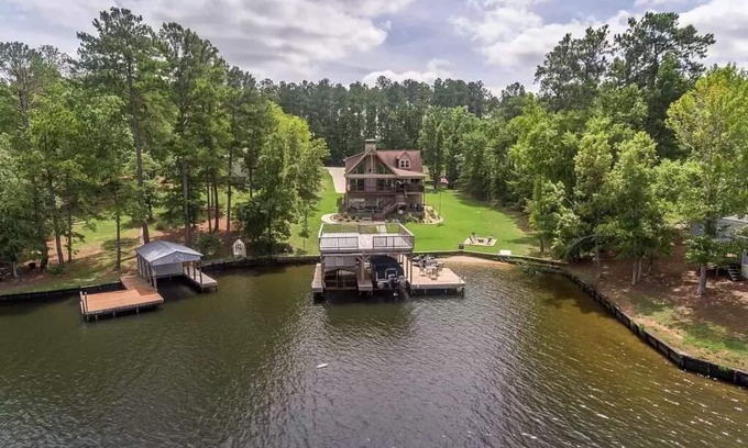 Milledgeville House | Beautiful Lakefront Home