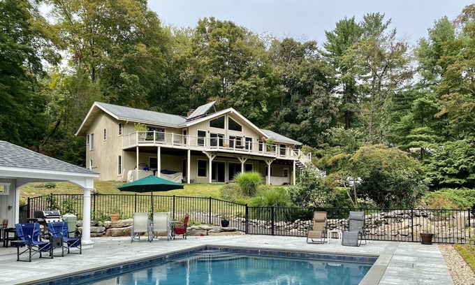 Brookfield House | Beautiful Lakefront Home in Brookfield