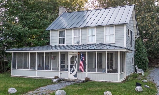 North Ferrisburgh House | Beautiful Lakefront Camp - The Boat House