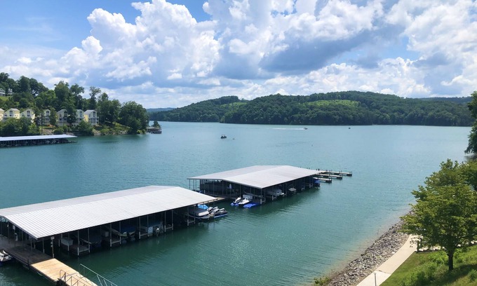 La Follette Condo | Beautiful Lakefront Condo at Deerfield Resort
