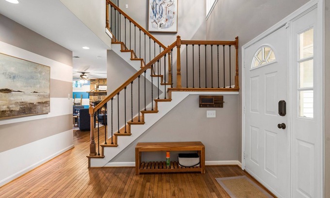 Locust Grove House | Beautiful Lakehouse w/kayaks & Canoes + Hotub Gated Community w/Private Beach