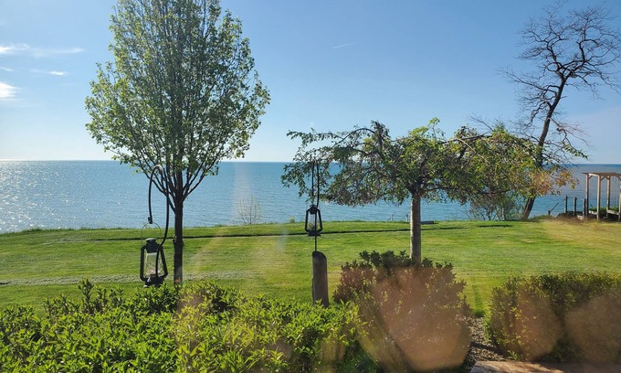 Fredonia House | Beautiful lakehouse
