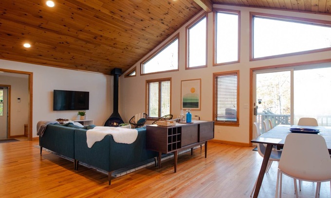 Becket House | Beautiful Lakeside Cabin