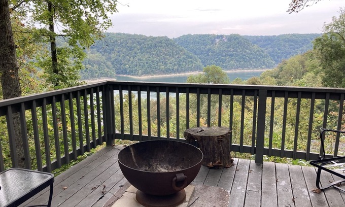 Smithville House | Beautiful Lakeview Home in Four Seasons Resort!